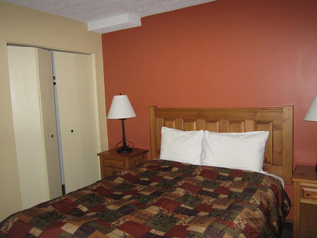 The Pine Inn Chetwynd Δωμάτιο φωτογραφία