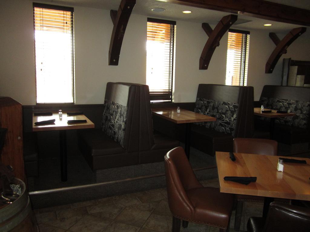 The Pine Inn Chetwynd Εξωτερικό φωτογραφία