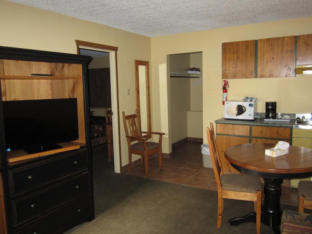 The Pine Inn Chetwynd Δωμάτιο φωτογραφία