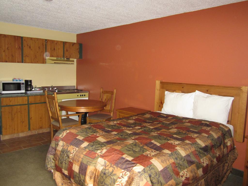 The Pine Inn Chetwynd Δωμάτιο φωτογραφία