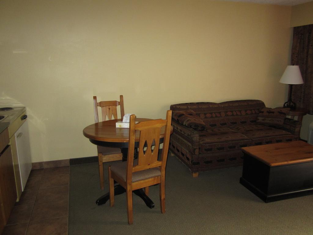 The Pine Inn Chetwynd Δωμάτιο φωτογραφία
