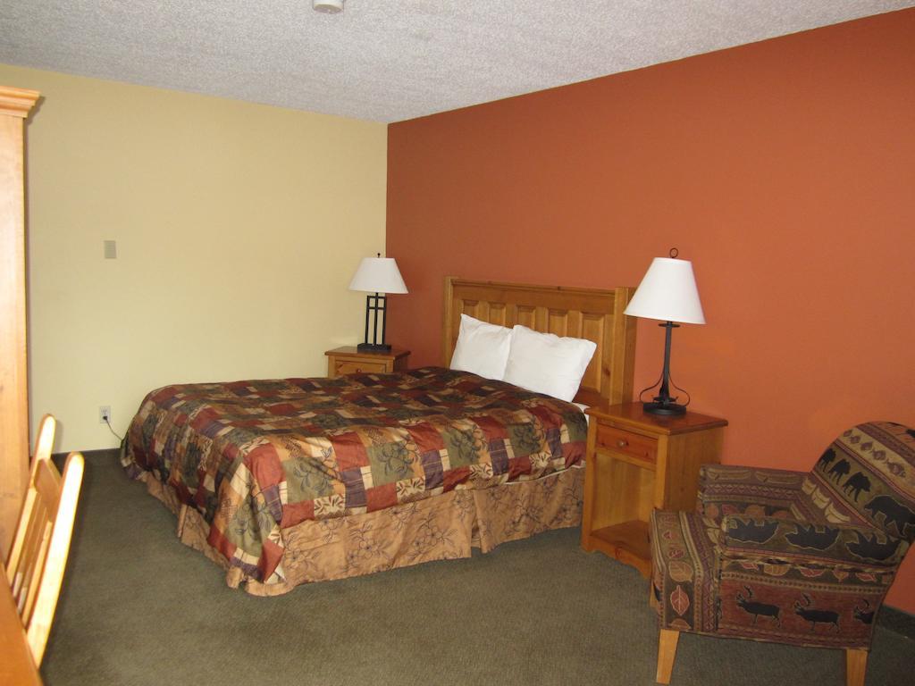 The Pine Inn Chetwynd Δωμάτιο φωτογραφία