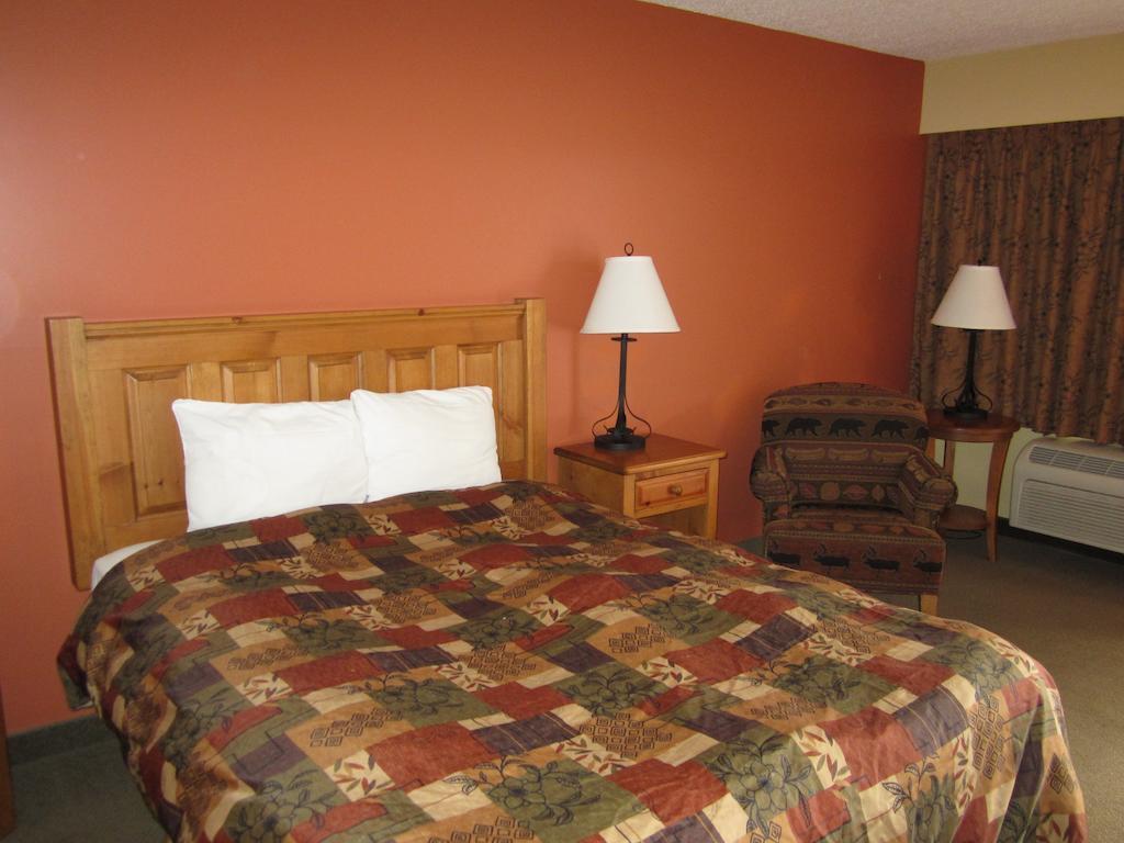 The Pine Inn Chetwynd Δωμάτιο φωτογραφία