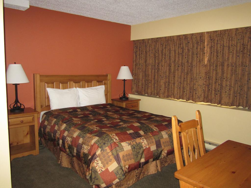 The Pine Inn Chetwynd Δωμάτιο φωτογραφία